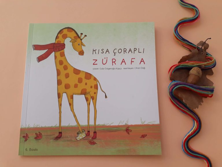 Kısa çoraplı zürafa