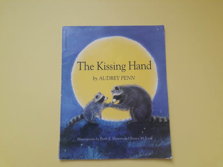 Türkçeye Avucundaki Öpücük olarak çevrilmiş. Sıcacık bir hikaye. Evinden, ailesinden ayrılıp okula gitmek istemeyen Rakun Chester'a annesi bazen yapmak istemediğimiz şeyleri yapmak